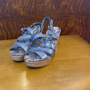 Naturalizer wedge sandals great color!